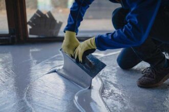 Paint the garage floor quickly and without spending a lot of money